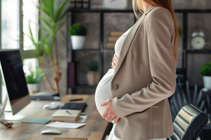 Travail pendant les arrêts maladie ou le congé maternité: droit à réparation